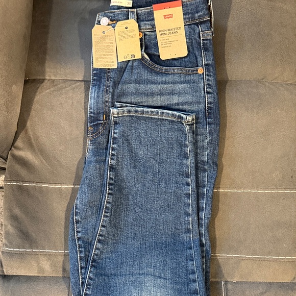 Levi's Classic Blue Denim Jeans - Picture 2 of 2